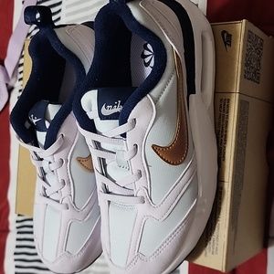 Nike Air Max Dawn shoes size 3y